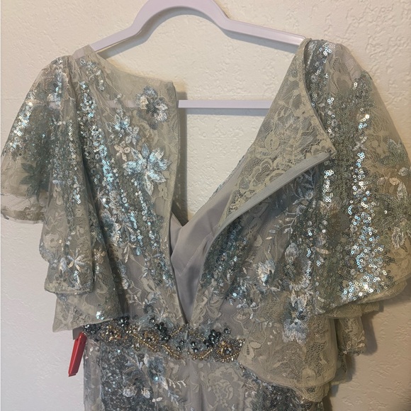 Mac Duggal Bell Sleeve Floral Embellished Gown – Seafoam – Size 12 – NWT - Picture 6 of 16